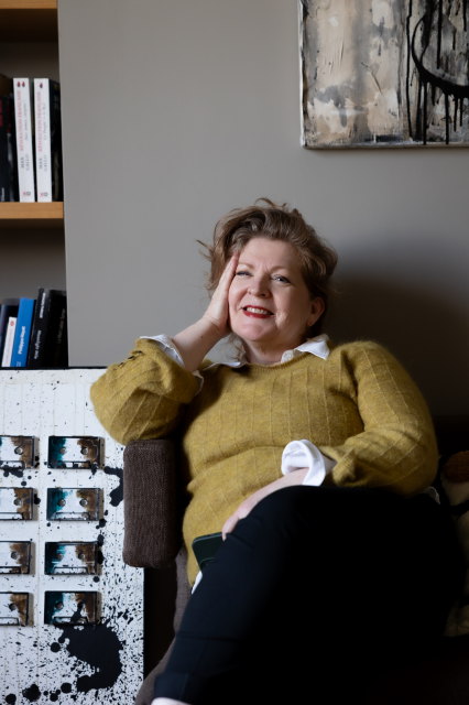 Portrait Sophie Costa Artiste Peintre dans son atelier